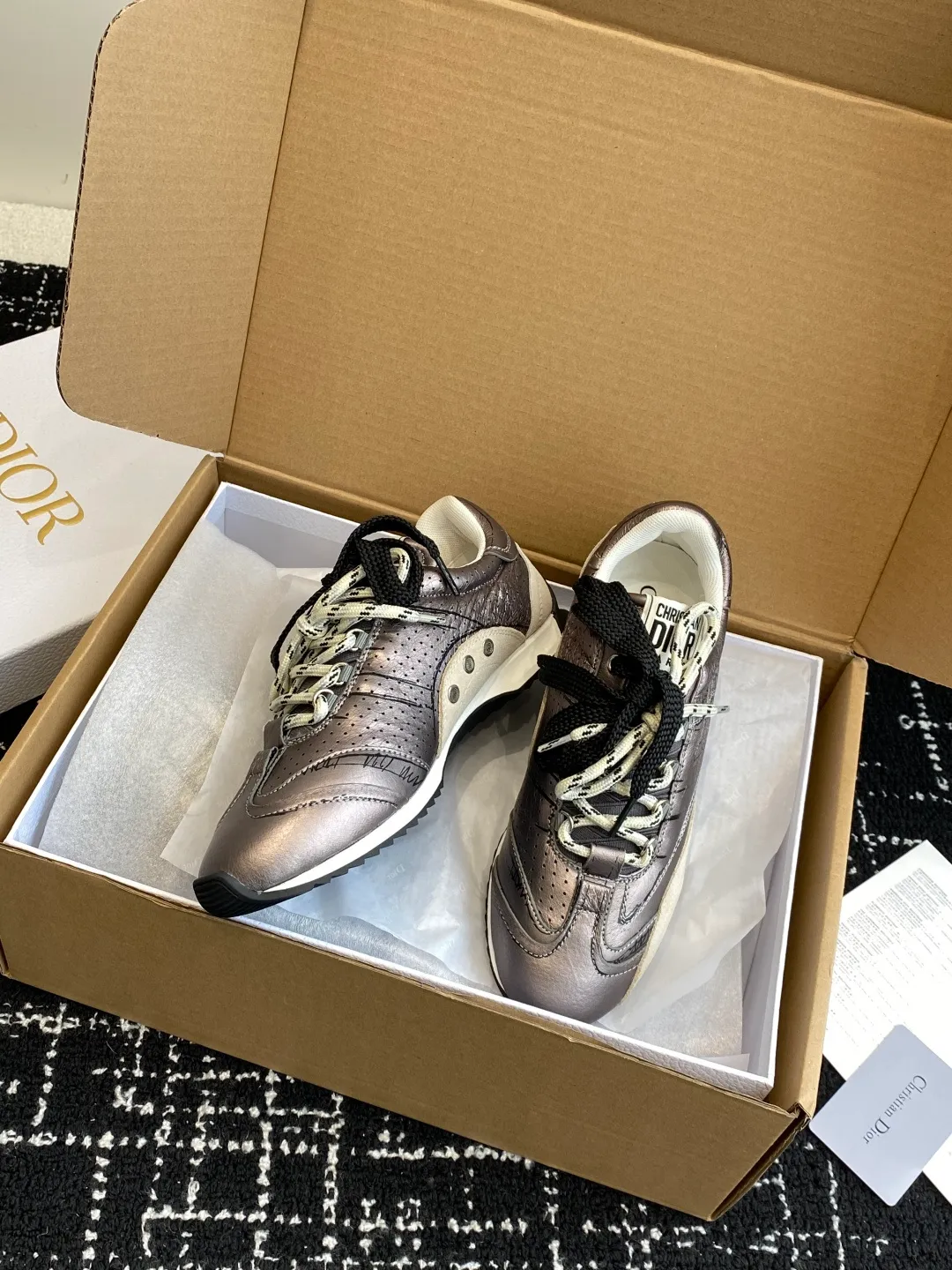 👟👟Ex-factory price 680👟👟 Purchasing grade (synchronized on the official website ✈️box packaging) Dior D-Sketch sneakers made a wonderful appearance at the Dior 25ss spring and summer ready-to-wear series show, highlighting the classic retro aesthetics. They are carefully made of white nylon and cow leather, decorated with printed logos inspired by the shoe production stage, with beige suede cowhide panels and double shoelaces. Handwritten Christian Dior Paris signature on the side, Christian Dior Paris signature panels and plaques on the heel and tongue. Paired with two-tone slim rubber soles, they add a touch of couture to any casual look. Size: #Female 35-40 (No return or exchange if order is made at 40) #Men 39-45 (No return or exchange if order is made at 45) (It will be shipped in about 20 days under development)
